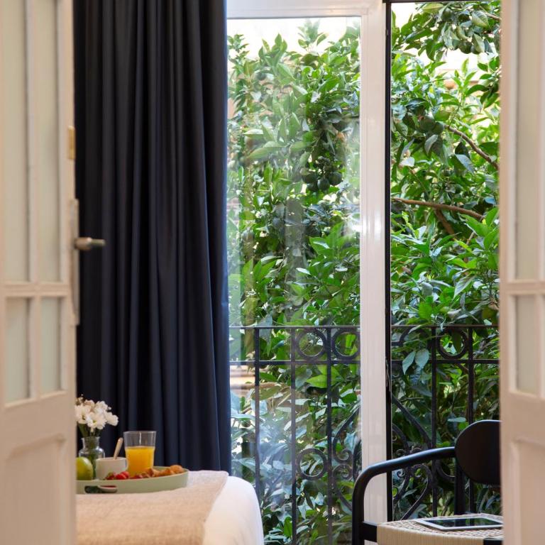 SingularStays Ca Iconic Living - Three-Bedroom Apartment with Balcony - 11