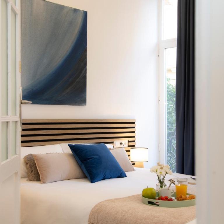 SingularStays Ca Iconic Living - Three-Bedroom Apartment with Balcony - 13