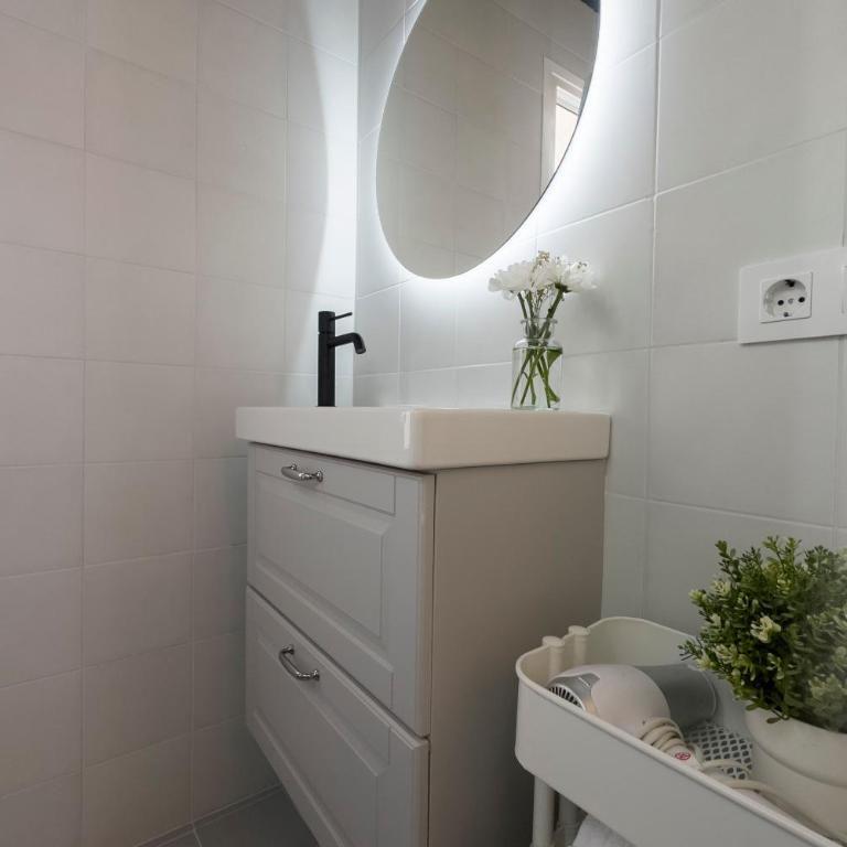 SingularStays Ca Iconic Living - Three-Bedroom Apartment with Balcony - 40