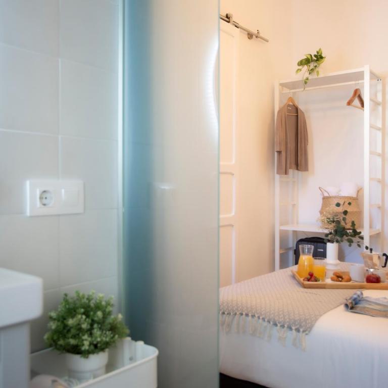 SingularStays Ca Iconic Living - Three-Bedroom Apartment with Balcony - 15