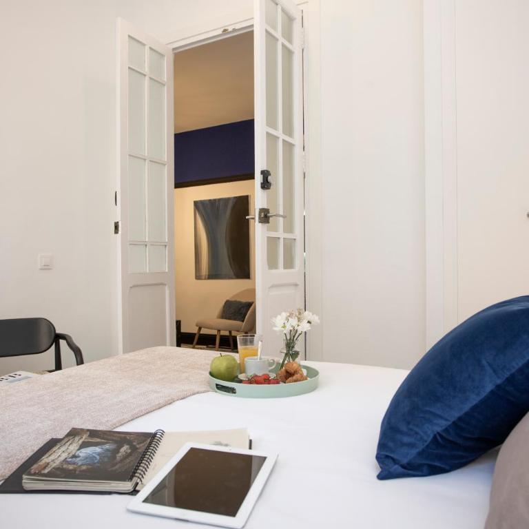 SingularStays Ca Iconic - Three-Bedroom Apartment with View - 8