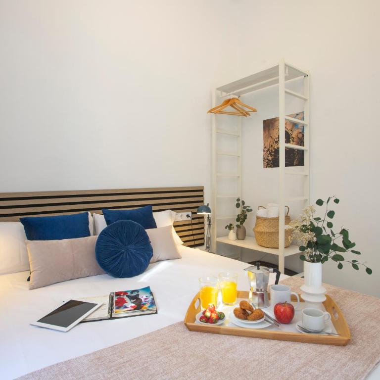 SingularStays Ca Iconic - Three-Bedroom Apartment with View - 18