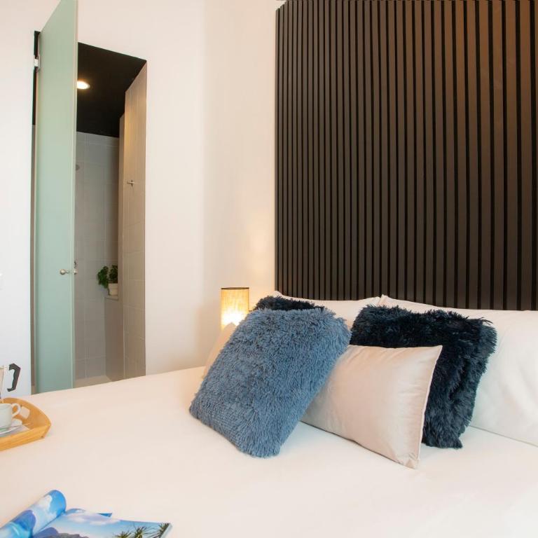 SingularStays Ca Iconic - Three-Bedroom Apartment with View - 24