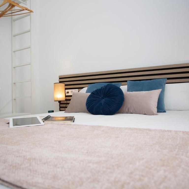 SingularStays Ca Iconic - Three-Bedroom Apartment with View - 14