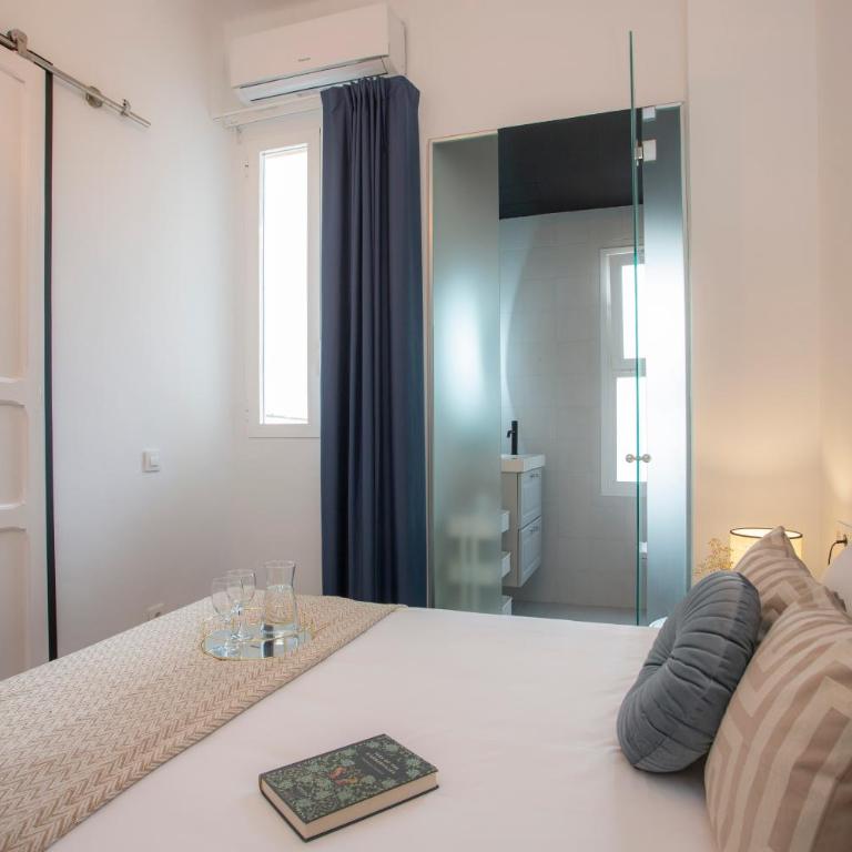 SingularStays Ca Iconic - Three-Bedroom Apartment with View - 20