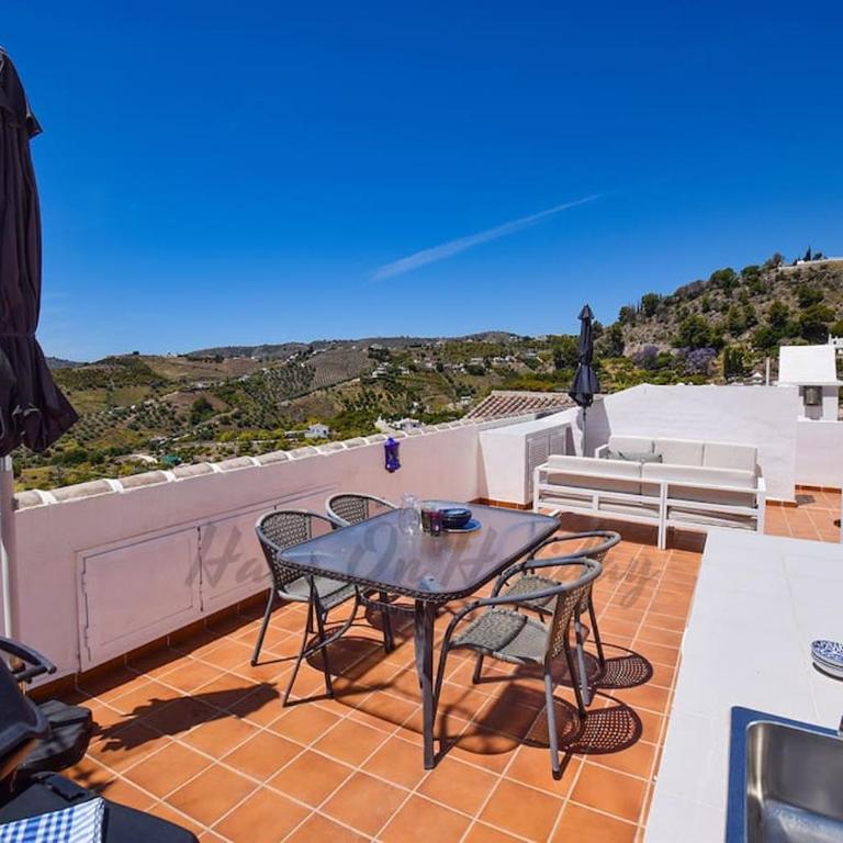 Penthouse 5 Arcos, Frigiliana, 2 bedroom, Pool, Large roof Terrace, BBQ and Amazing views HansOnHoliday Rentals - Apartamento de 2 dormitorios - 4