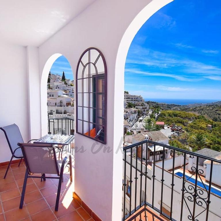 Penthouse 5 Arcos, Frigiliana, 2 bedroom, Pool, Large roof Terrace, BBQ and Amazing views HansOnHoliday Rentals - Apartamento de 2 dormitorios - 19