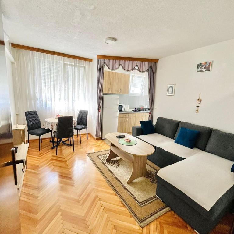 Apartment Sara - Apartment with Balcony - 1