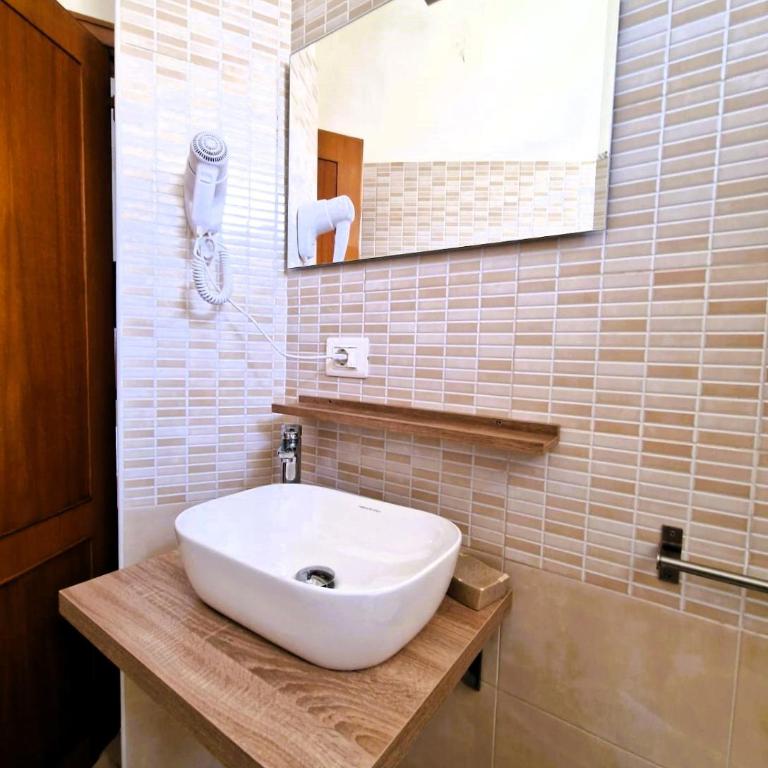 B&B ONE - Triple Room with Private Bathroom - 19