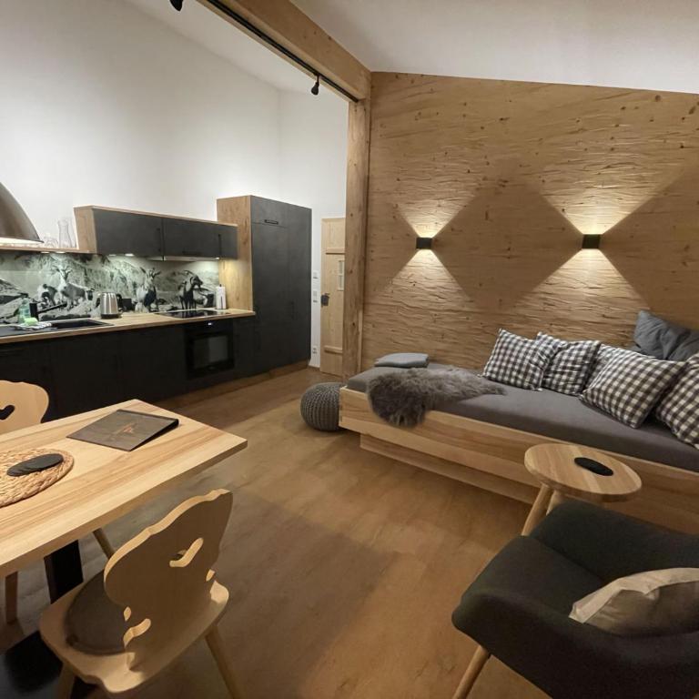 Stadl Lodge Hinterstein - Skipass im Winter und Bergbahnen im Sommer inklusive - Apartment mit 2 Schlafzimmern und Bergblick - 2