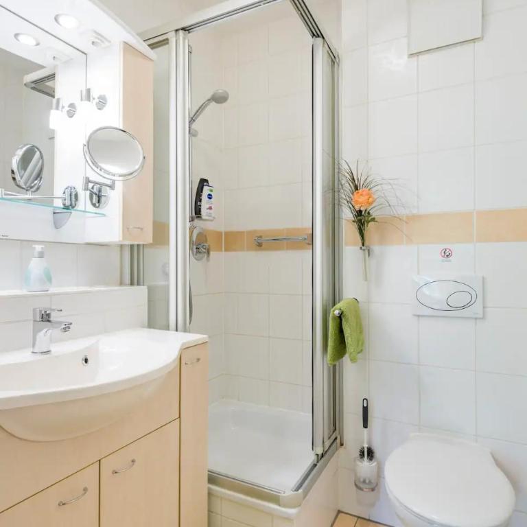 7 min to Citycenter Subway U3 100m, southside singleroom own SHOWER, WC ! free WIFI ,TV, dishes, fridge, oven, waterheater, microwave, coffee, bike, next to river and park,many restaurants and supermarkets around 200m, nonsmoker ! self check in -simply - Einzelzimmer mit Gartenblick - 4