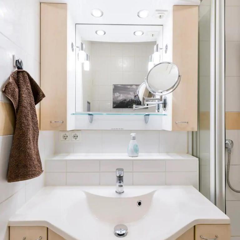 7 min to Citycenter Subway U3 100m, southside singleroom own SHOWER, WC ! free WIFI ,TV, dishes, fridge, oven, waterheater, microwave, coffee, bike, next to river and park,many restaurants and supermarkets around 200m, nonsmoker ! self check in -simply - Einzelzimmer mit Gartenblick - 3