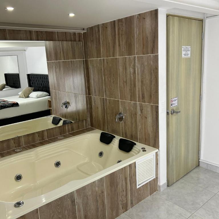 Hotel Urbano 70 - Habitación Doble con bañera de hidromasaje - 8