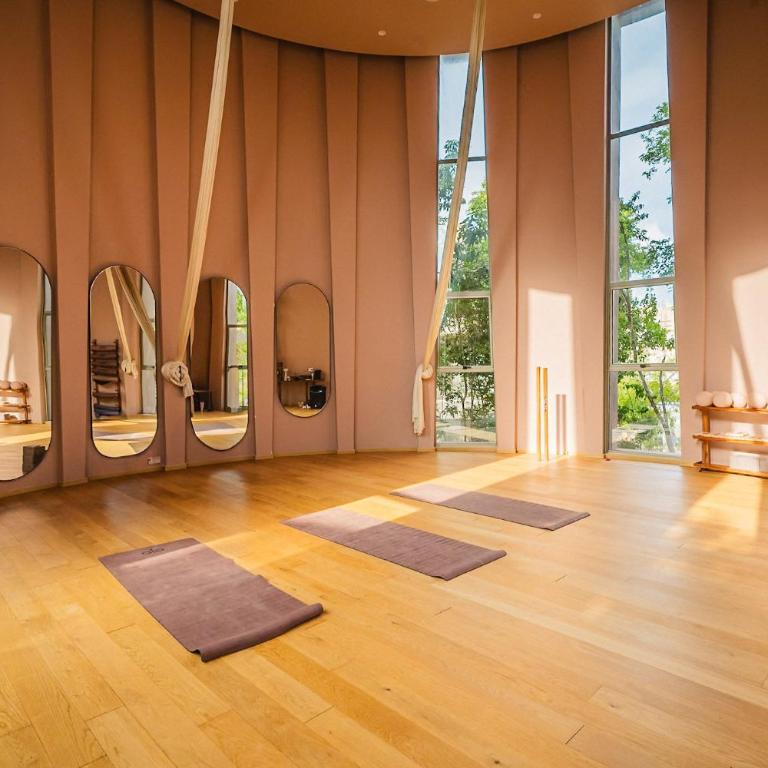 Divine 2BR w Pool Gym Yoga Classes Restaurant - One-Bedroom Apartment - 5