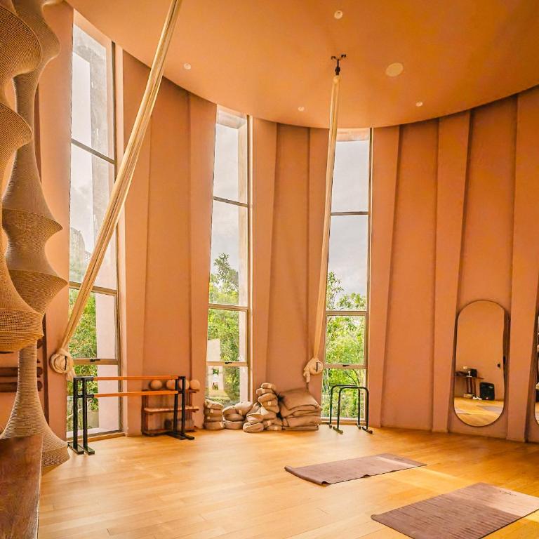 Divine 2BR w Pool Gym Yoga Classes Restaurant - One-Bedroom Apartment - 14