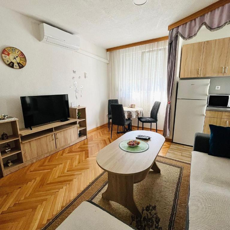 Apartment Sara - Apartment with Balcony - 2
