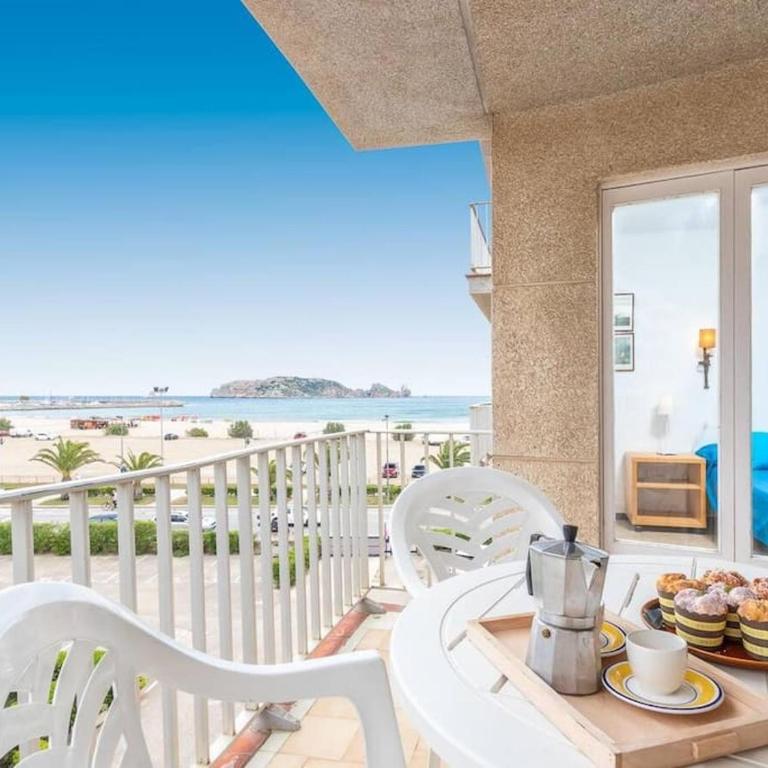 Apartament a 1a línia de mar, con WiFi - Two-Bedroom Apartment - 1