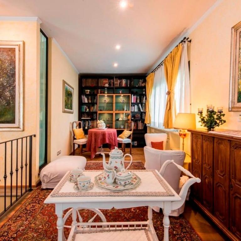Hidden Patio - Three-Bedroom Apartment - 3