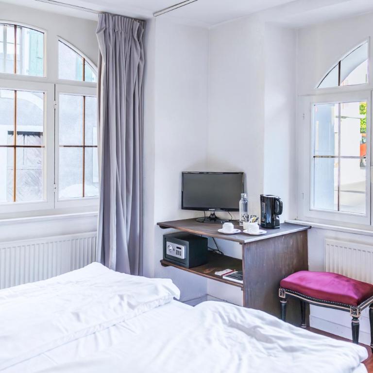Tralala Hotel Montreux - Budget Double Room - Street Side - 5