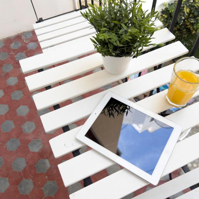 SingularStays Ca Iconic Living - Three-Bedroom Apartment with Balcony - 38