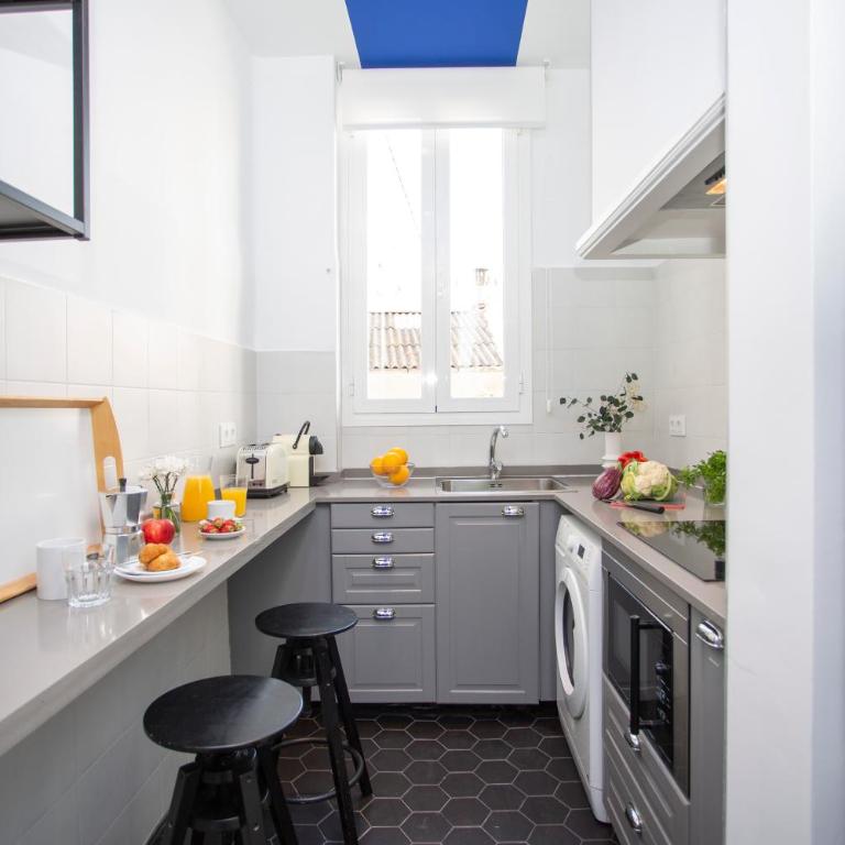 SingularStays Ca Iconic Living - Three-Bedroom Apartment with Balcony - 20