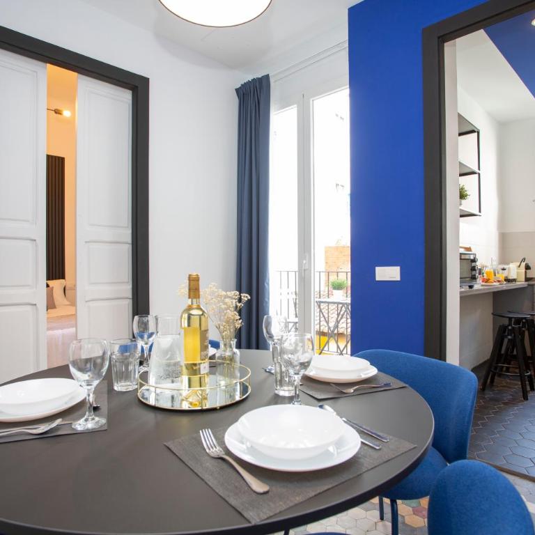SingularStays Ca Iconic Living - Three-Bedroom Apartment with Balcony - 22