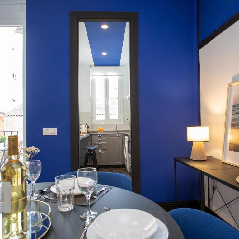 SingularStays Ca Iconic Living - Three-Bedroom Apartment with Balcony - 21