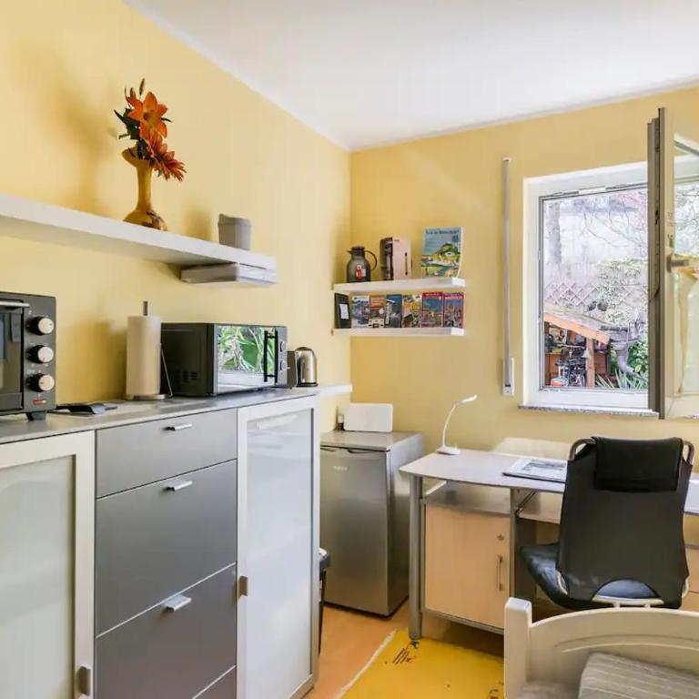 7 min to Citycenter Subway U3 100m, southside singleroom own SHOWER, WC ! free WIFI ,TV, dishes, fridge, oven, waterheater, microwave, coffee, bike, next to river and park,many restaurants and supermarkets around 200m, nonsmoker ! self check in -simply - Einzelzimmer mit Gartenblick - 2