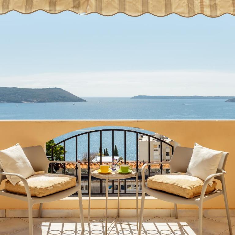 What a view! Apartment Herceg Novi - One-Bedroom Apartment with Balcony and Sea View - 5