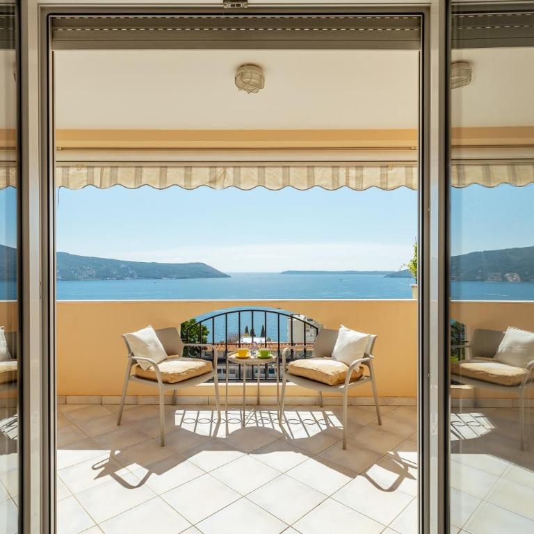 What a view! Apartment Herceg Novi - One-Bedroom Apartment with Balcony and Sea View - 2