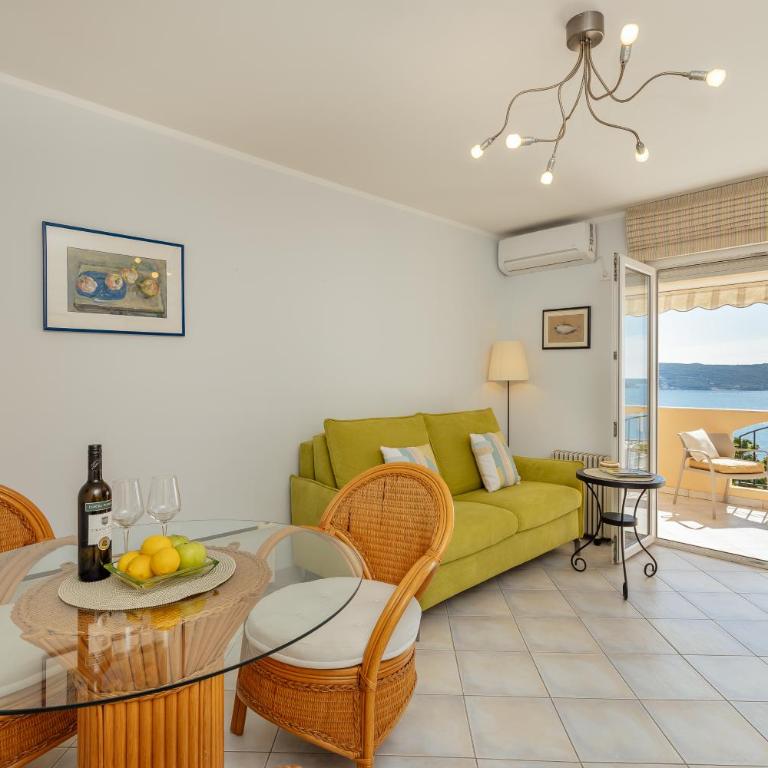 What a view! Apartment Herceg Novi - One-Bedroom Apartment with Balcony and Sea View - 9