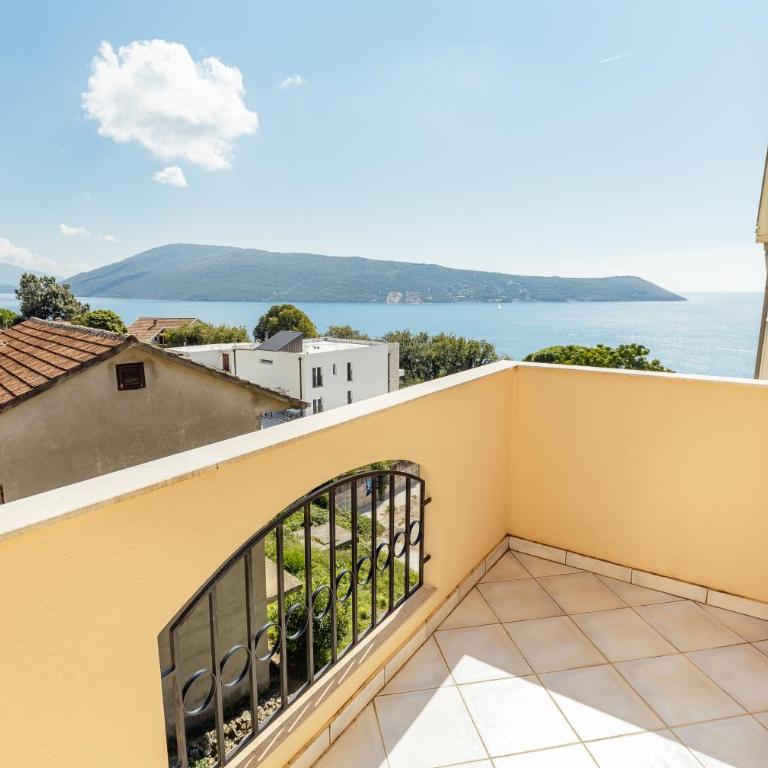 What a view! Apartment Herceg Novi - One-Bedroom Apartment with Balcony and Sea View - 24
