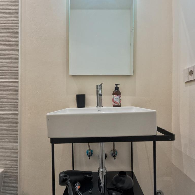 Bligny Zero by Apartments To Art - Camera King Standard - 7