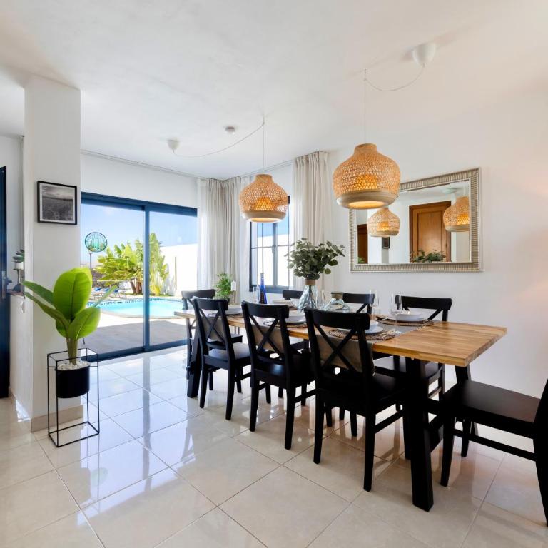 Villa Playa Blanca - Heated pool, AirCon - Villa with Private Pool - 3