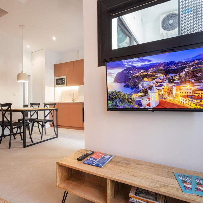 FLORIT FLATS - The Ceramic Apartments - Free Bikes - 4 Guest - PREMIUM LOCATION - One-bedroom Loft Apartment - 28