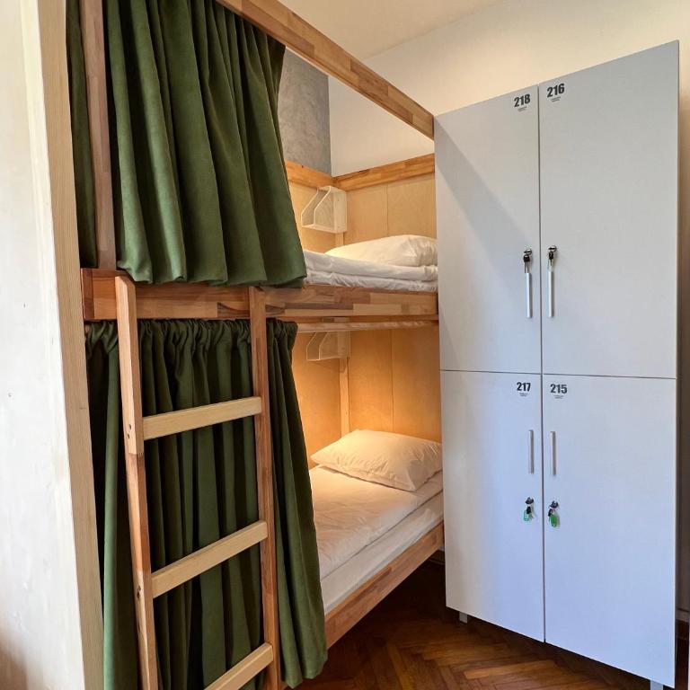 Cabbage Hostel - Bed in Male Dormitory Room - Bottom Bunk - 10