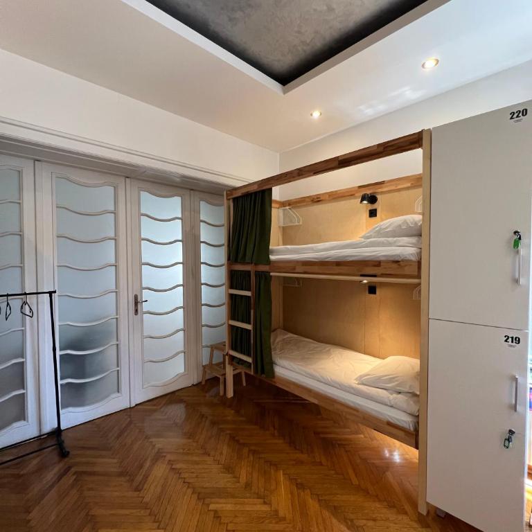 Cabbage Hostel - Bed in Male Dormitory Room - Bottom Bunk - 9