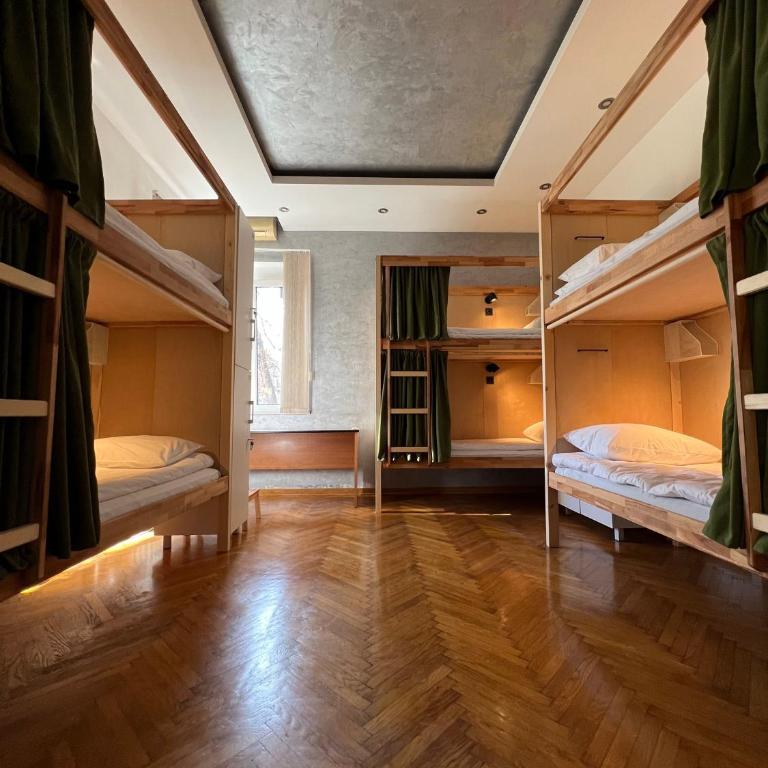 Cabbage Hostel - Bed in Male Dormitory Room - Bottom Bunk - 8