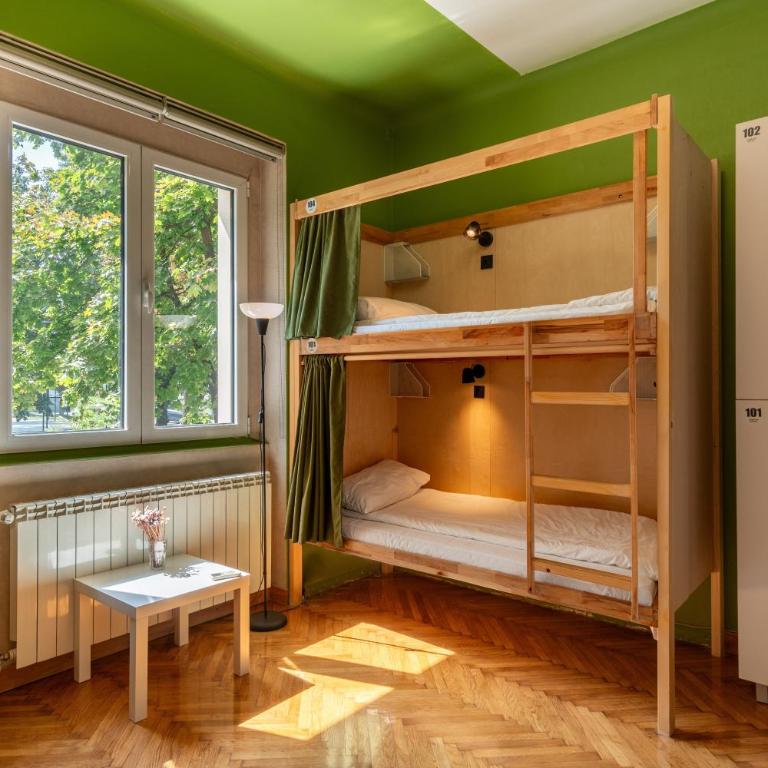 Cabbage Hostel - Bed in 6-Bed Female Dormitory Room with Private Bathroom - Bottom Bunk - 4
