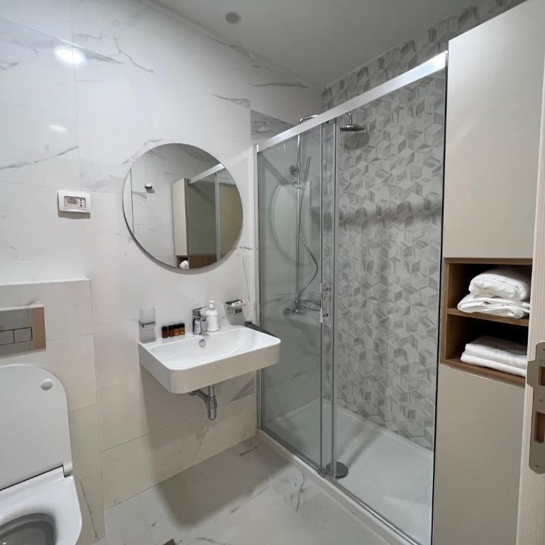 White Homes 49/71 - Central Point - One-Bedroom Apartment with Balcony - 1