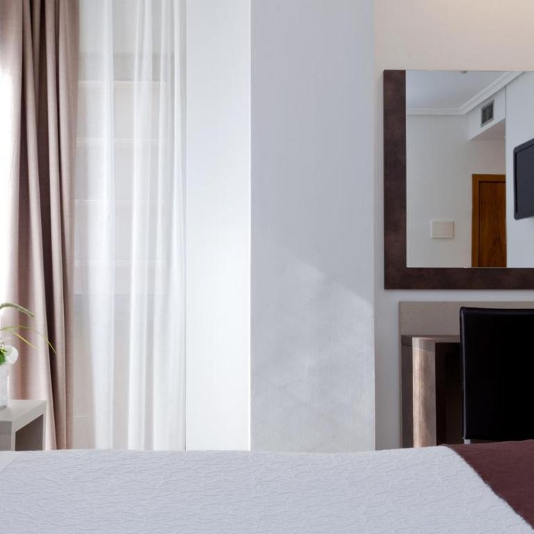 Hotel Villamadrid - Double Room with Extra Bed (3 Adults) - 1