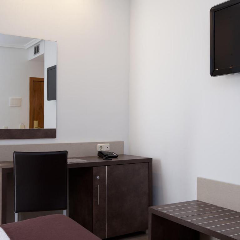 Hotel Villamadrid - Double Room with Extra Bed (3 Adults) - 2