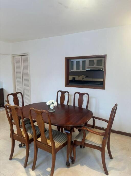 Amplia y moderna casa en Urb Chuao - Casa de 2 dormitorios - 15