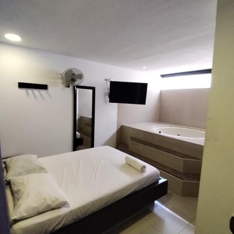 Hotel Country Medellin - Deluxe Double Room with Bath - 4