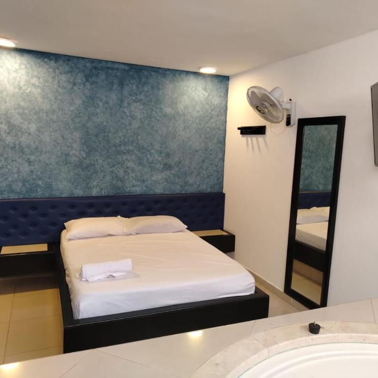 Hotel Country Medellin - Deluxe Double Room with Bath - 3