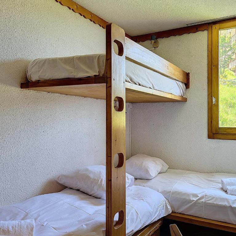 Appartement rénové, ski aux pieds avec balcon et cheminée - FR-1-688-94 - Appartement - 7