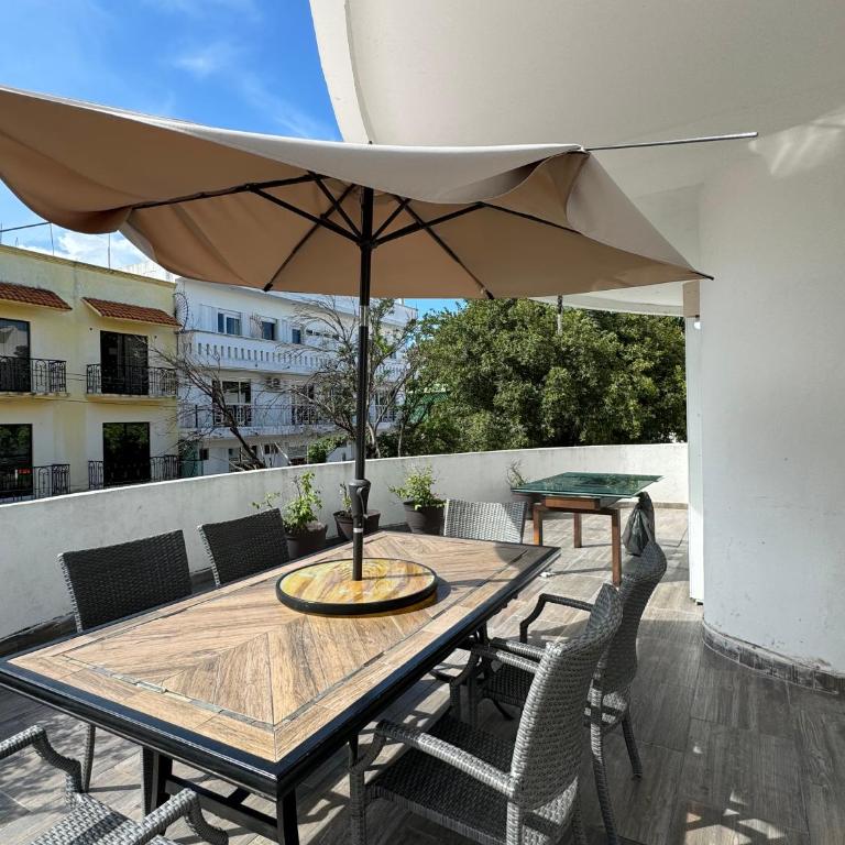 Lujo y seguridad en quinta avenida - Apartamento - 16