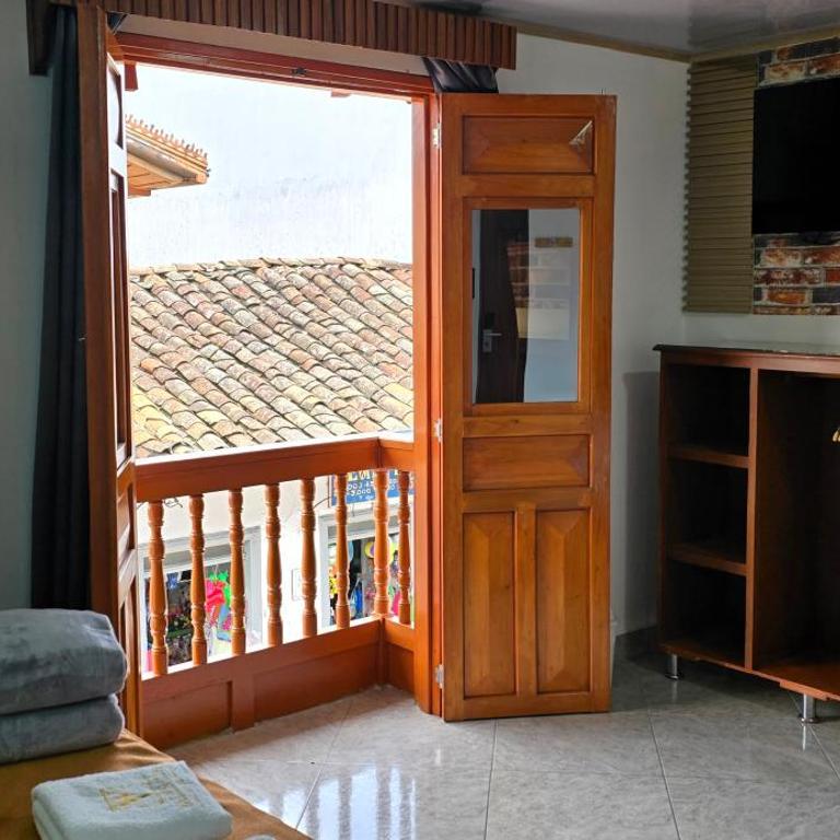 HOTEL EL VALENCIA - Habitación Familiar con balcón - 7
