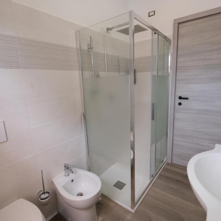 Hostel 3 - Bed in 10-Bed Mixed Dormitory Room - 6