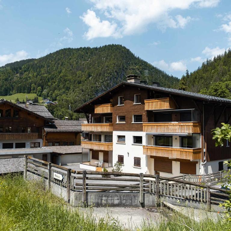 4★, 5 pers, village centre, 125 m pistes, 3 chambres, balcon sud, parking - FR-1-304-296 - Apartment - 2